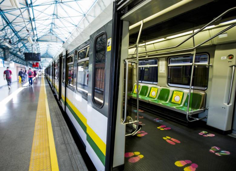 El metro adoptó cambios en algunas estaciones para garantizar el distanciamiento social y controlar el flujo de pasajeros. FOTO JULIO CÉSAR HERRERA