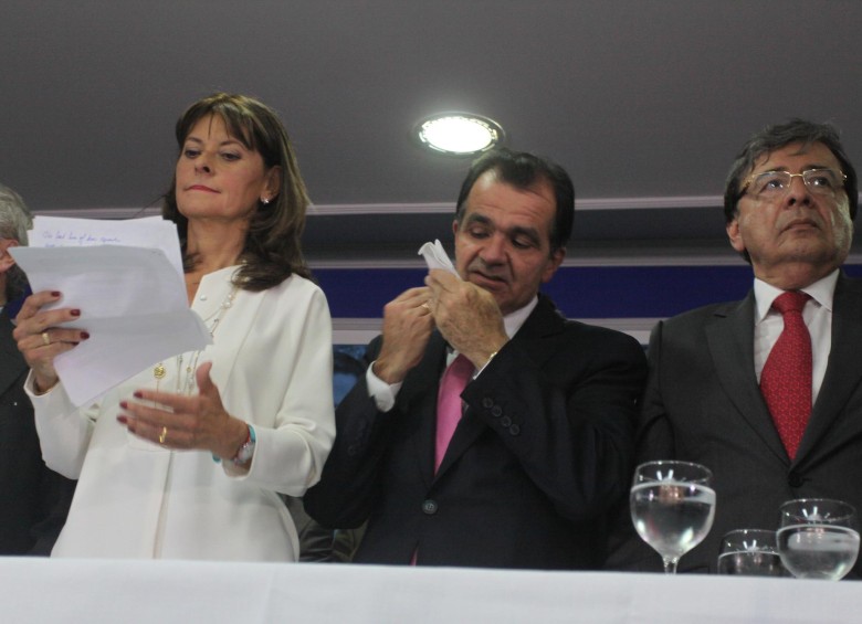 La excandidata presidencial del partido Conservador, Marta Lucía Ramírez, junto a los dos delegados del No: Óscar Iván Zuluaga y Carlos Holmes Trujillo. FOTO ARCHIVO COLPRENSA