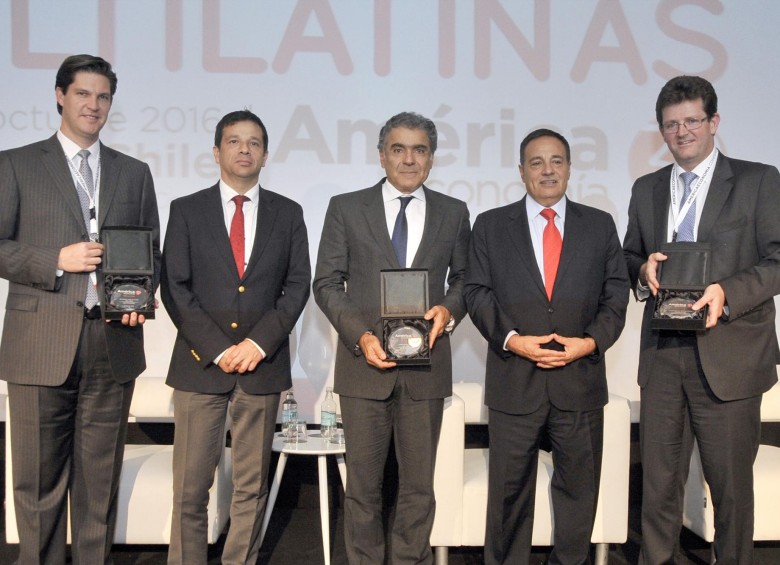 El presidente del Grupo Sura, David Bojanini (centro) junto a Elías Selman (fundador) y otros galardonados. FOTO Cortesía GRupo Sura