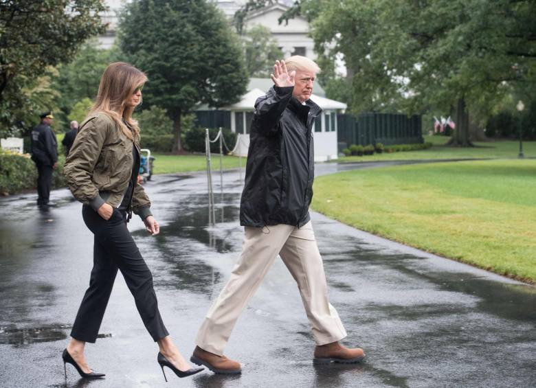 Revuelo por tacones de Melania en zona afectada por Harvey