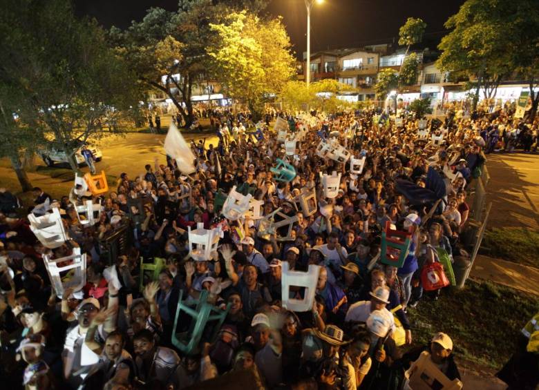 Centenares de personas aguardan para ingresar al aeropuerto Olaya Herrera de Medellín. FOTO CORTESÍA