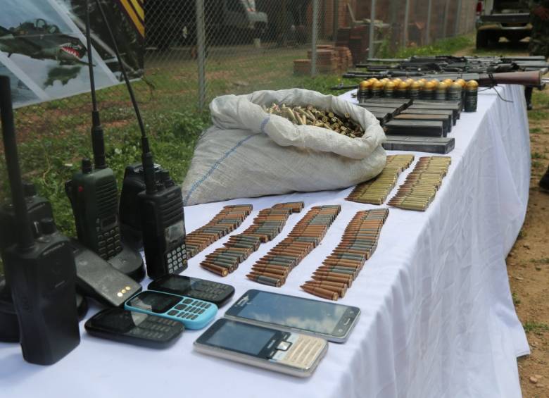 Armamento y material de comunicaciones incautado. FOTO CORTESÍA EJÉRCITO