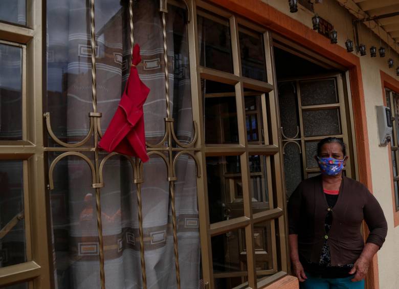 Los trapos rojos son señal de hambre. Autoridades persiguen irregularidades en contratos de ayudas alimentarias. FOTO Colprensa