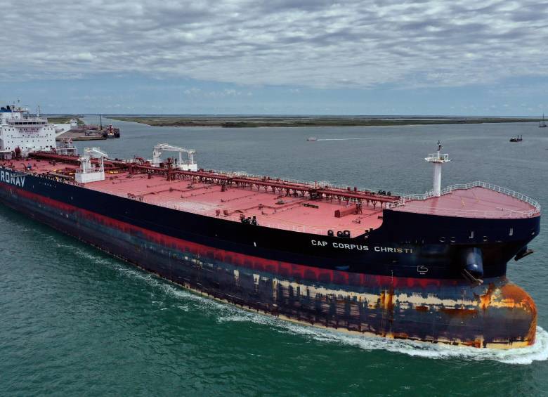 En esta vista aérea desde un avión no tripulado, un buque petrolero pasa a través del Canal Aransas hacia el Golfo de México después de partir al Puerto de Corpus Christi el 26 de mayo de 2020 en Port Aransas, Texas. Foto: