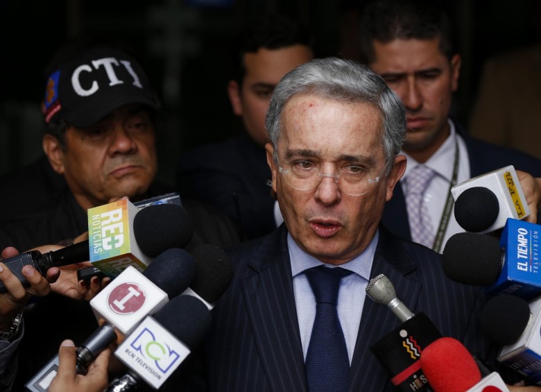 Uribe sería investigado por la supuesta presencia de un helicóptero de la Gobernación de Antioquia durante la masacre de El Aro. FOTO COLPRENSA