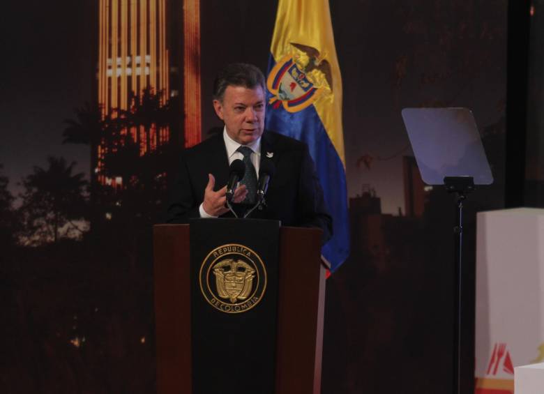 Santos destacó que el Gobierno intervendrá 39 aeropuertos en el país, con una inversión de 2,8 billones de pesos. FOTO COLPRENSA