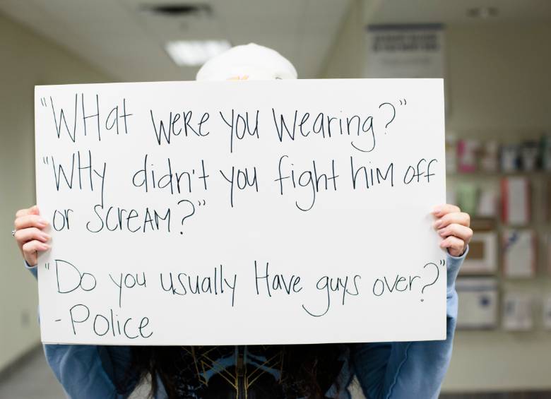 “’¿Qué tenías puesto? ¿Por qué no luchaste contra él o gritaste? ¿Usualmente invitas hombres a la casa?’ - La Policía”.