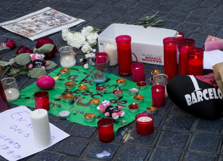 Entre homenajes a las víctimas y relatos del horror vivido transcurren las horas posteriores al ataque terrorista perpetrado por una célula yihadista. FOTO EFE