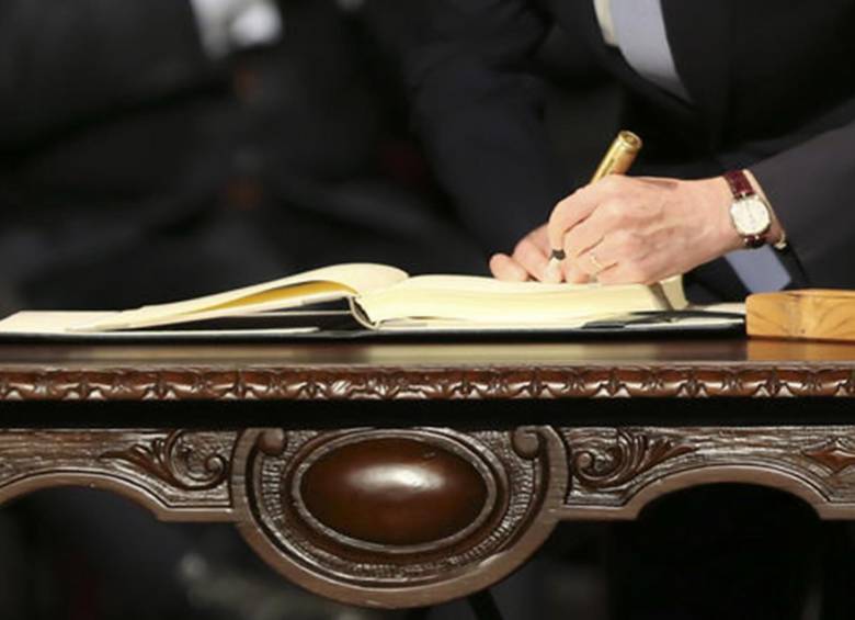 El Acuerdo firmado el 24 de noviembre de 2016 (foto) recibió un espaldarazo de la Corte Constitucional al declarar exequible el acto legislativo que le da seguridad jurídica a lo acordado. FOTO ARCHIVO AP