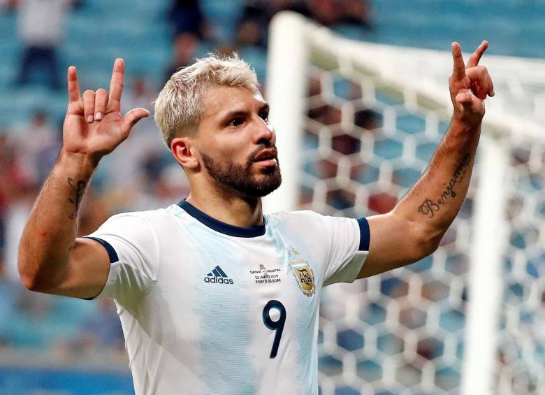 Kun Agüero se encargó de darle la tranquilidad a Argentina con el segundo gol sobre Catar. El equipo de Scaloni sufría, pero al final terminó segundo del grupo B detrás de Colombia. FOTO efe