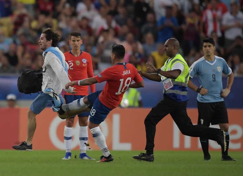 El defensor chileno Gonzalo Jara en el ojo del huracán por patear a un hincha en la Copa América. Foto: AFP