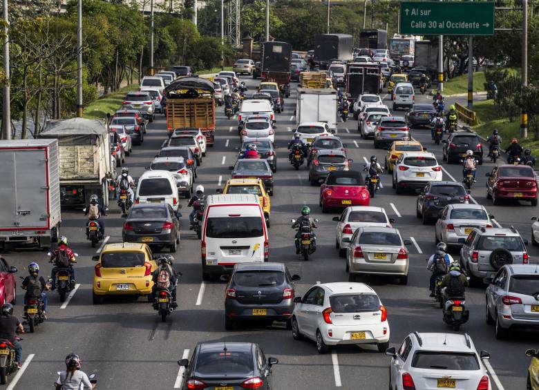 Avenida Regional, de norte a sur y de sur a norte. Fotos tomadas desde el puente Guayabal. FOTO: JULIO CÉSAR HERRERA ECHEVERRI.