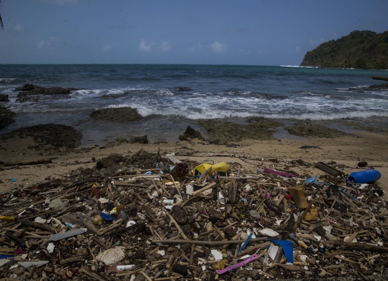 Según la ONG Green Peace, cada colombiano consume 24 kilos de plástico al año. FOTO: ESTEBAN VANEGAS.