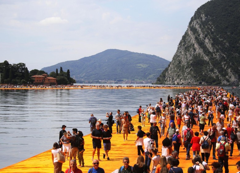 The Floating Piers (que traduce los muelles flotantes) fue creado por el artista en el lago Iseo, ubicado en el norte de Italia. Foto: MARCO BERTORELLO / AFP