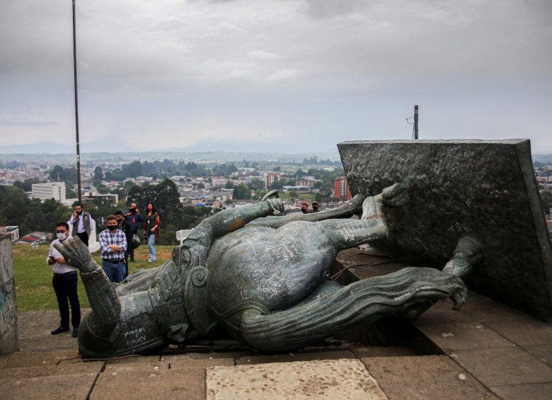 Estatua ecuestre (prócer en caballo) de Sebastián de Belalcázar que fue derrumbada por un grupo de indígenas el miércoles. FOTO efe