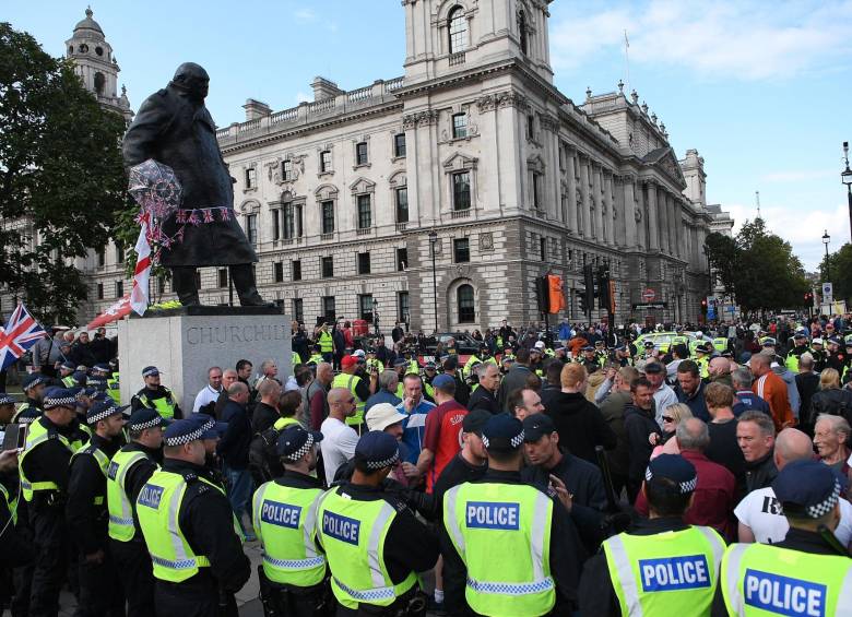 Manifestantes británicos han pedido la renuncia del primer ministro Boris Johnson, cerca de Downing Street. FOTO AFP