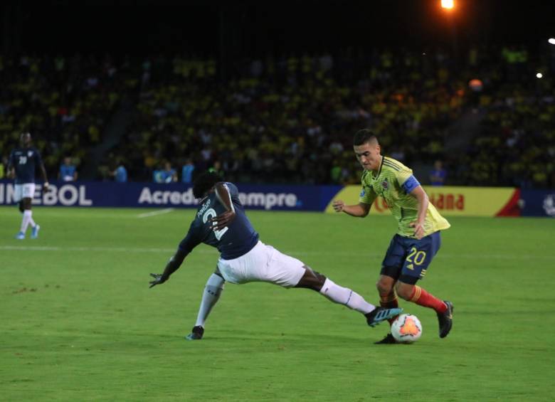 Para esta fase, Colombia recupera a uno de sus hombres clave: el volante Eduard Atuesta, quien se perdió el último partido de la primera fase por acumulación de tarjetas amarillas. FOTO COLPRENSA