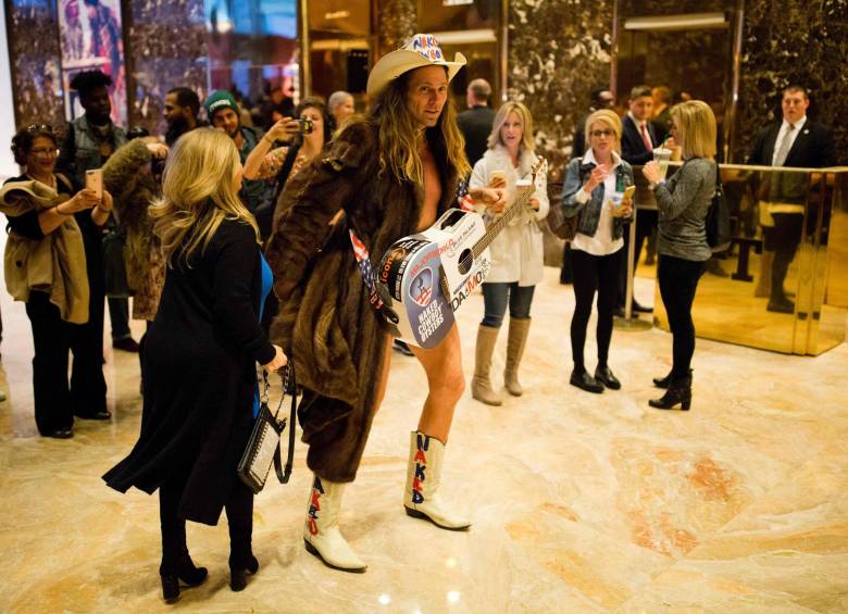 El Vaquero Desnudo aprovecha las cámaras en la Torre Trump 