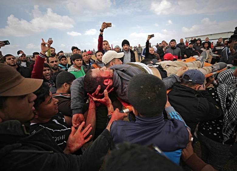 Cuando las Fuerzas de Defensa de Israel intentaron dispersar a los manifestantes palestinos cercanos a la barrera de seguridad en la Franja de Gaza, utilizaron gases lacrimógenos. FOTO efe