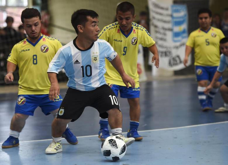 En acción los representantes de Colombia y Argentina, durante la primera jornada de la Copa América disputada en territorio gaucho. FOTO AFP