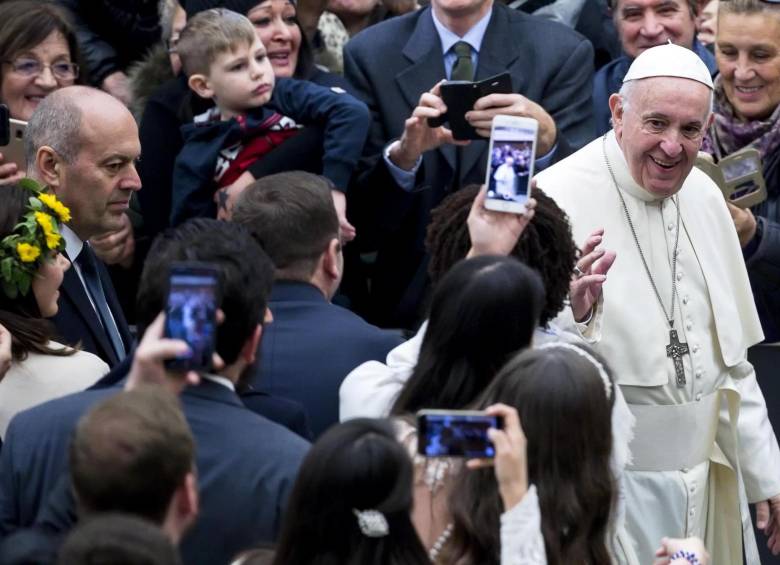El papa Francisco en su audiencia general saludando a los feligreses. FOTO EFE 