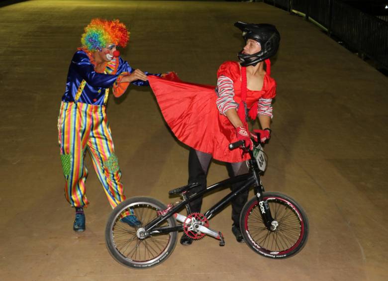 Celebraron Halloween sin bajarse de la bicicleta