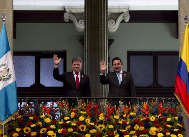 El Triángulo Norte tiene 8,7 millones de habitantes y un PIB per cápita de US$5.000. En la foto, Juan Manuel Santos (izq) saluda a Jimmy Morales, de Guatemala. FOTO ap