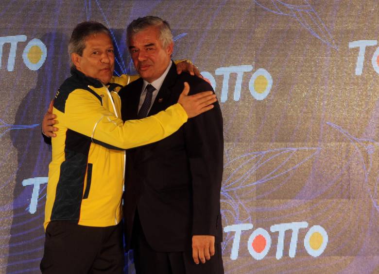 El entrenador de la Selección Colombia Sub-23, Carlos ‘piscis’ Restrepo y Ciro Solano Hurtado, el primer vicepresidente del Comité Olímpico Colombiano, en la presentación de los Uniformes para los Juegos Olímpicos. FOTO COLPRENSA