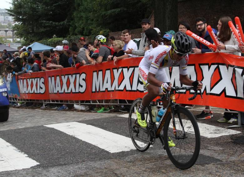 En 2015, en su primer Mundial en EE. UU., Adrián Camilo se ubicó 95°. Un año después el boyacense muestra grandes progresos. Ayer fue protagonista en suelo catarí. FOTO CORTESÍA FEDECICLISMO