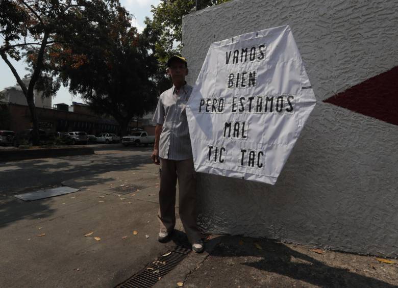 Hombre protesta en Caracas usando el lema del opositor Juan Guaidó: “Vamos bien”. FOTO: EFE