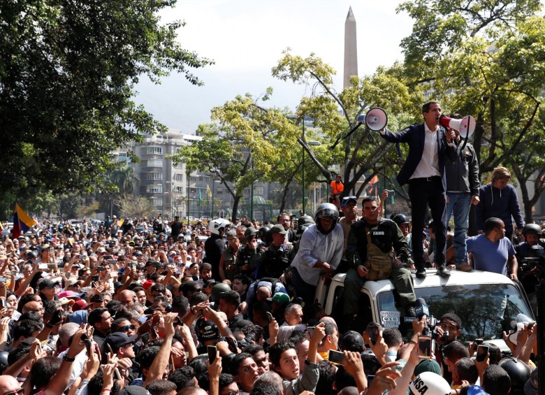 Guaidó habló frente a una multitud de opositores que están cansados de las condiciones en que vive el pueblo venezolano. FOTO: Reuters