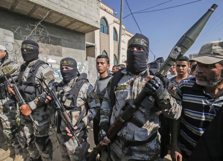 Militantes palestinos de la Jihad Islámica asisten al funeral de un compañero en Khan Yunis. FOTO AFP