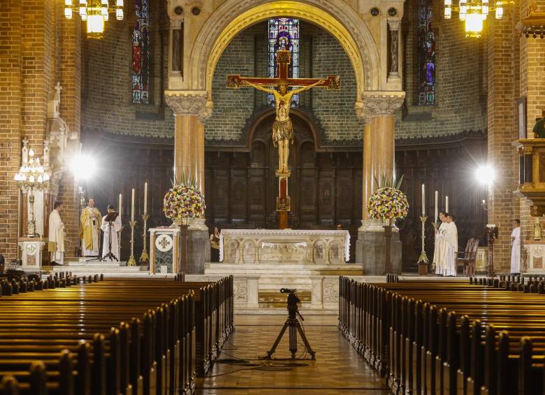 En la catedral metropolitana solo sacerdotes y camarógrafos presenciaron las misas. En un Jueves Santo típico, asisten hasta 6.000 personas. FOTO manuel saldarriaga