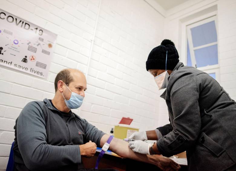 Aplicación de otra vacuna experimental contra el coronavirus en Soweto, Sudáfrica. FOTO AFP
