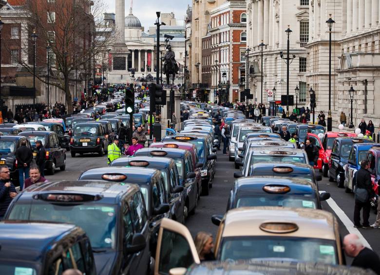La idea de la administración londinense es extender la zona de bajas emisiones, que aplica solo en el centro, para cubrir gran parte del área de la ciudad a partir de 2021. FOTO sstock