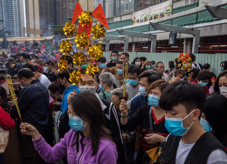 Ciudadanos en Hong Kong durante la celebración del año nuevo chino en medio de la emergencia por el virus. FOTO AFP 