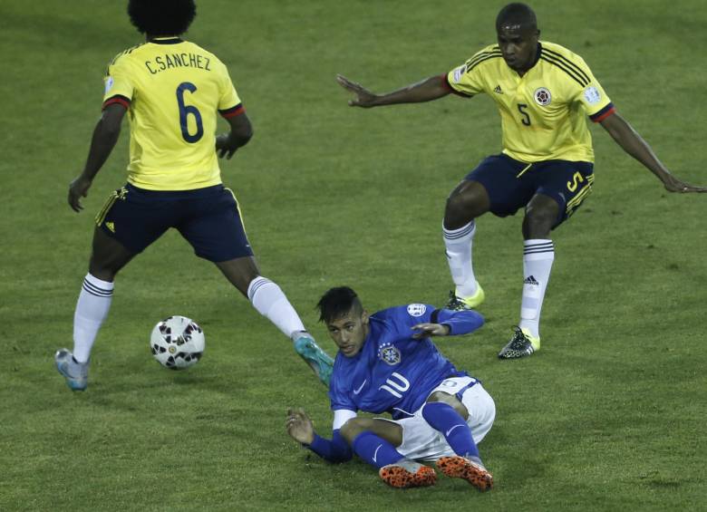 Neymar, autor de un gol y de una asistencia contra Perú, no consiguió liberarse de la marca de Sánchez y los centrales Zapata y Murillo. Y cuando fue necesario, a los colombianos no les tembló el pulso para bajar al astro del Barcelona. FOTO AP