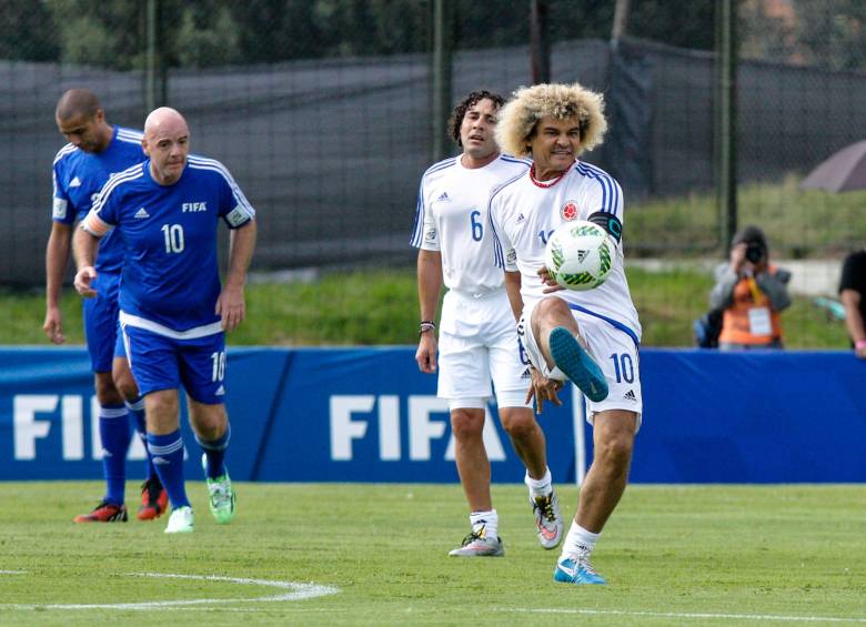 Carlos el Pibe Valderrama y el presidente de la Fifa, Gianni Infantino (10), en el partido amistoso de ayer en Bogotá. FOTO colprensa