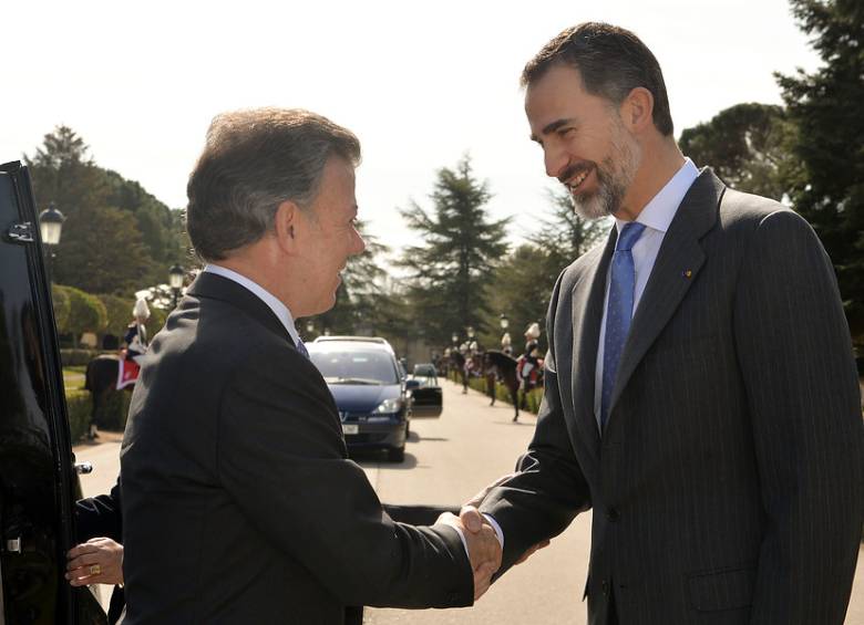 En la imagen el saludo del Rey Felipe VI de España al Presidente Juan Manuel Santos en el Palacio El Pardo en Madrid en marzo del año pasado. FOTO Archivo Colprensa