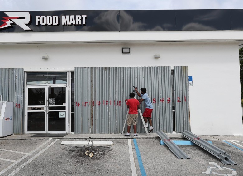 Habitantes de Riviera Beach, Florida, se preparan en caso de que el Dorian golpee el área el 1 de septiembre de 2019, día en que se prevé que el huracán toque tierra aunque la proyecciones dicen que irá más al norte. Foto: AFP