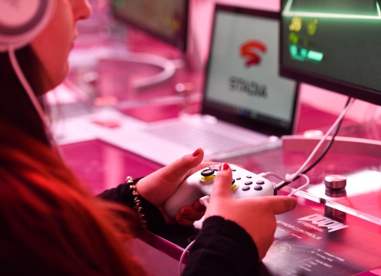 En esta foto de archivo tomada el 21 de agosto de 2019, un visitante juega un juego en la nube en el stand de Google Stadia durante la feria de videojuegos Gamescom en Colonia, Alemania occidental.