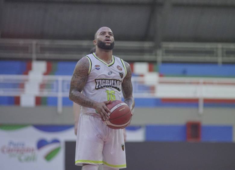 El jugador Wesley Van Deck de Tigrillos fue el hombre más valioso en el debut del quinteto paisa en la Liga Profesional de Baloncesto que se desarrolla en Cali. FOTO CORTESÍA DBP