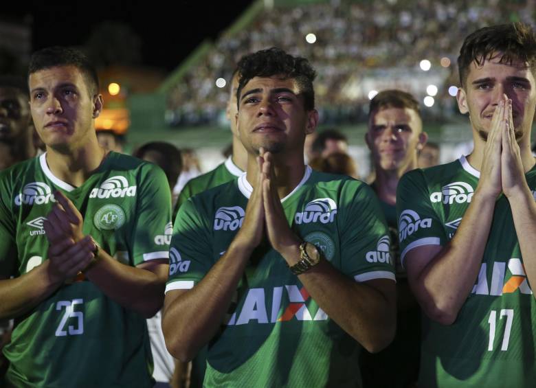 La demanda de camisetas de Chapecoense ha excedido lo esperado por el club. Hoy solo quedan tallas grandes en las tiendas. FOTO AFP