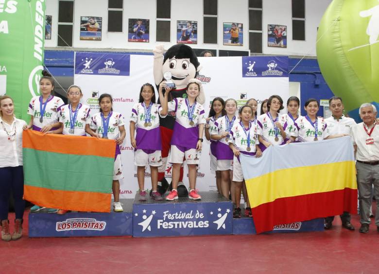 Niños lanzaron la fiesta al agua
