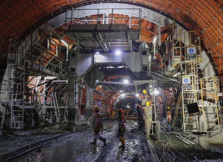 Trabajos de revestimiento en concreto en el túnel Mulatos, de la conexión Pacífico 2, tras la operación de cale (la unión de los dos frentes opuestos de trabajo). FOTO Manuel Saldarriaga.