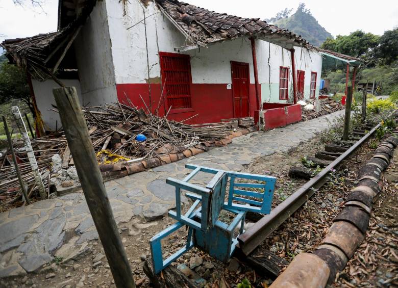 Casas al margen del río y estación Ancón del Ferrocarril, deteriorada por el movimiento en masa. Foto: Julio Herrera.