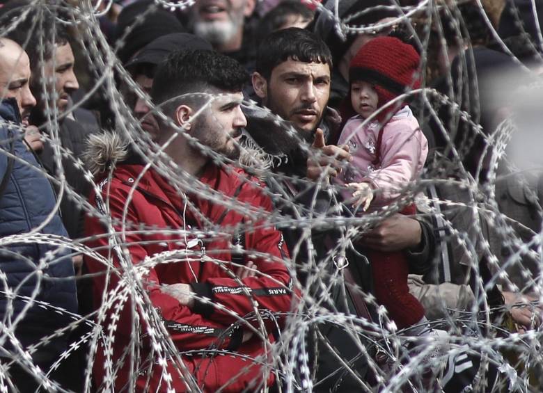 Así se ve el bloqueo a los migrantes. FOTO EFE