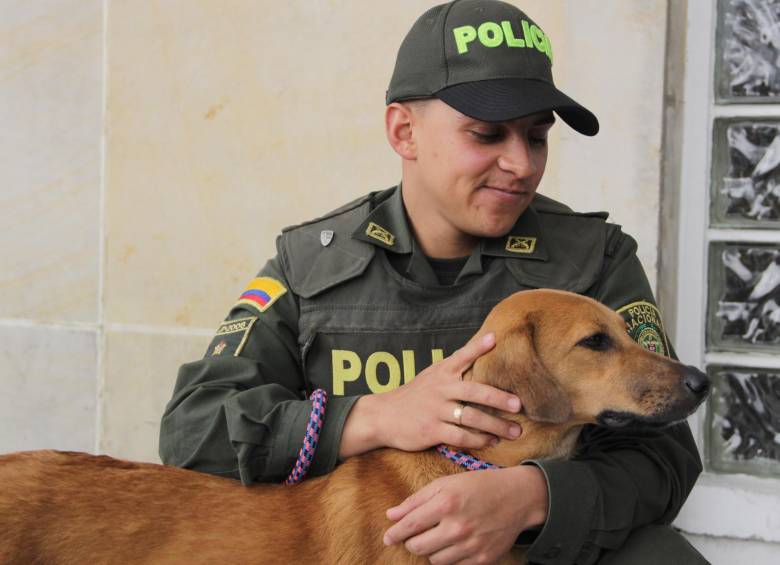 El canino es la nueva mascota de la estación de Suba y es llamado Juana. FOTO COLPRENSA