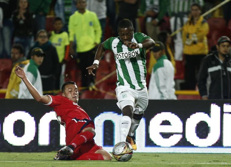 Óscar Franco (rojo) jugador que militó en Fortaleza, podría ser oficializado como jugador del verde . FOTO colprensa