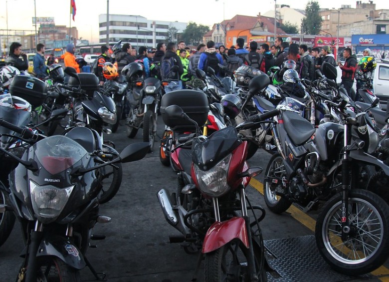 Un grupo de motociclistas salieron esta mañana a rechazar el decreto del Distrito por considerar que la medida es un atropello a sus derechos. FOTO COLPRENSA